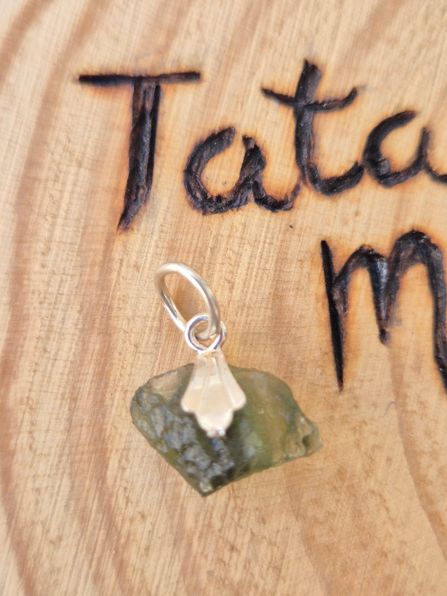 Moldavita - Piedra de Transformación y Conexión Cósmica con enganche de plata Tienda esotérica Málaga - La Tienda de Tata Magic: tienda Esotérica en Málaga